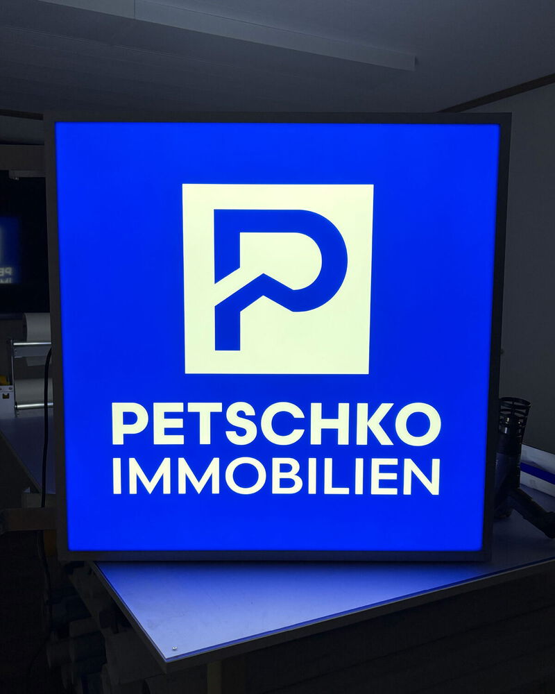 Beleuchteter Leuchtkasten foliert mit Logo