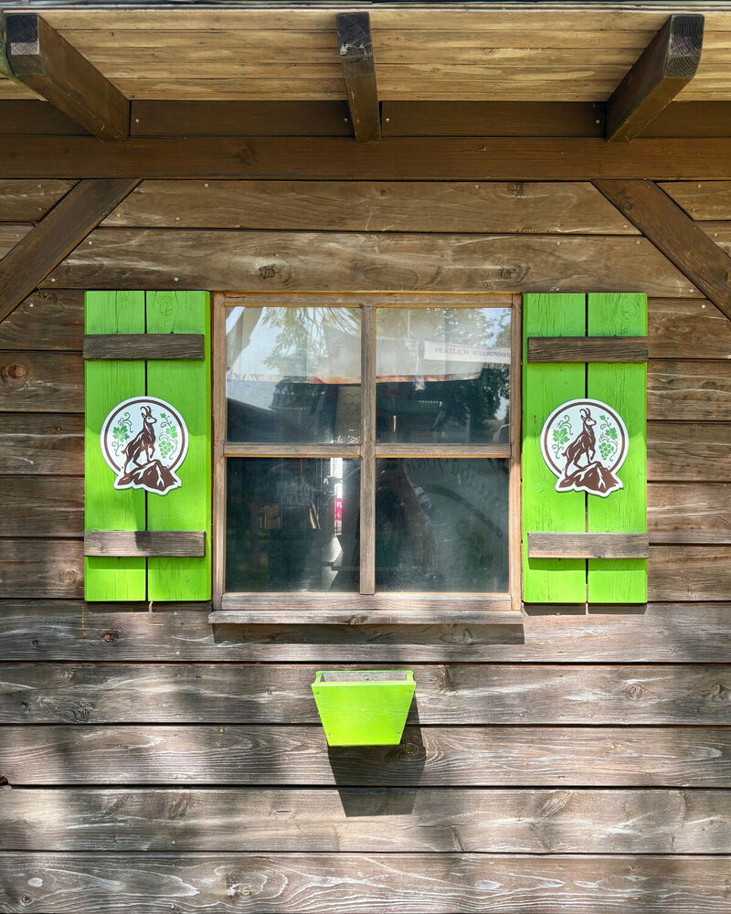 Fensterläden mit Schild Konturschnitt