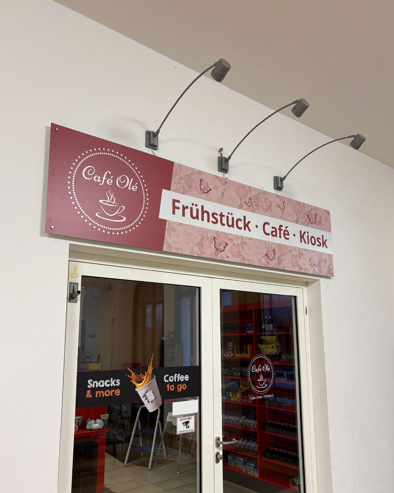 Schild am Eingangsbereich für Café in Dingolfing
