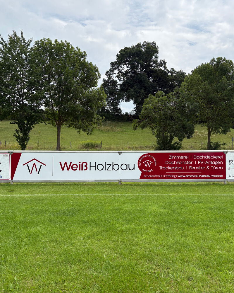 Bandenwerbung Gestaltung für Holzbau Weiß in Ottering