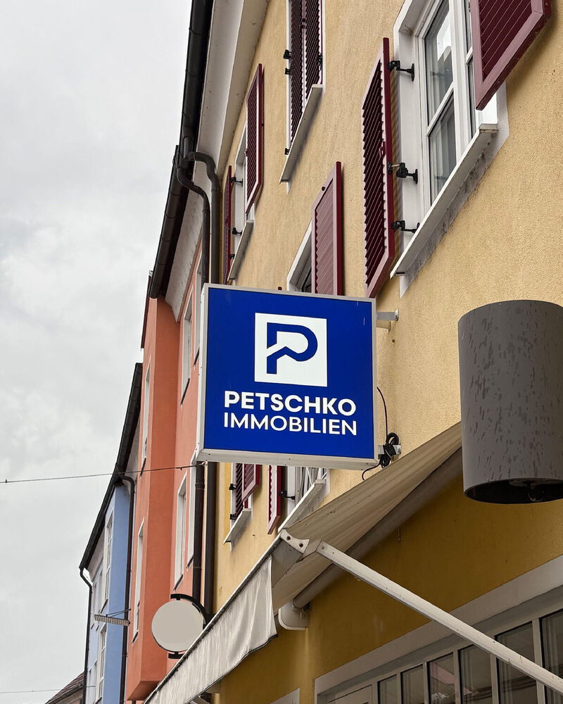 Leuchtkasten an Hausfassade