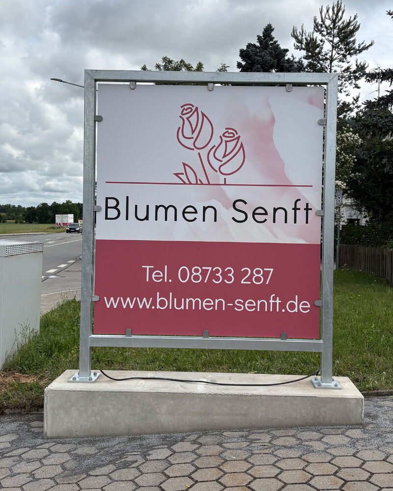 Aluminium Dibond Schild für Gärtnerei Senft befestigt in Windfesten Rahmen